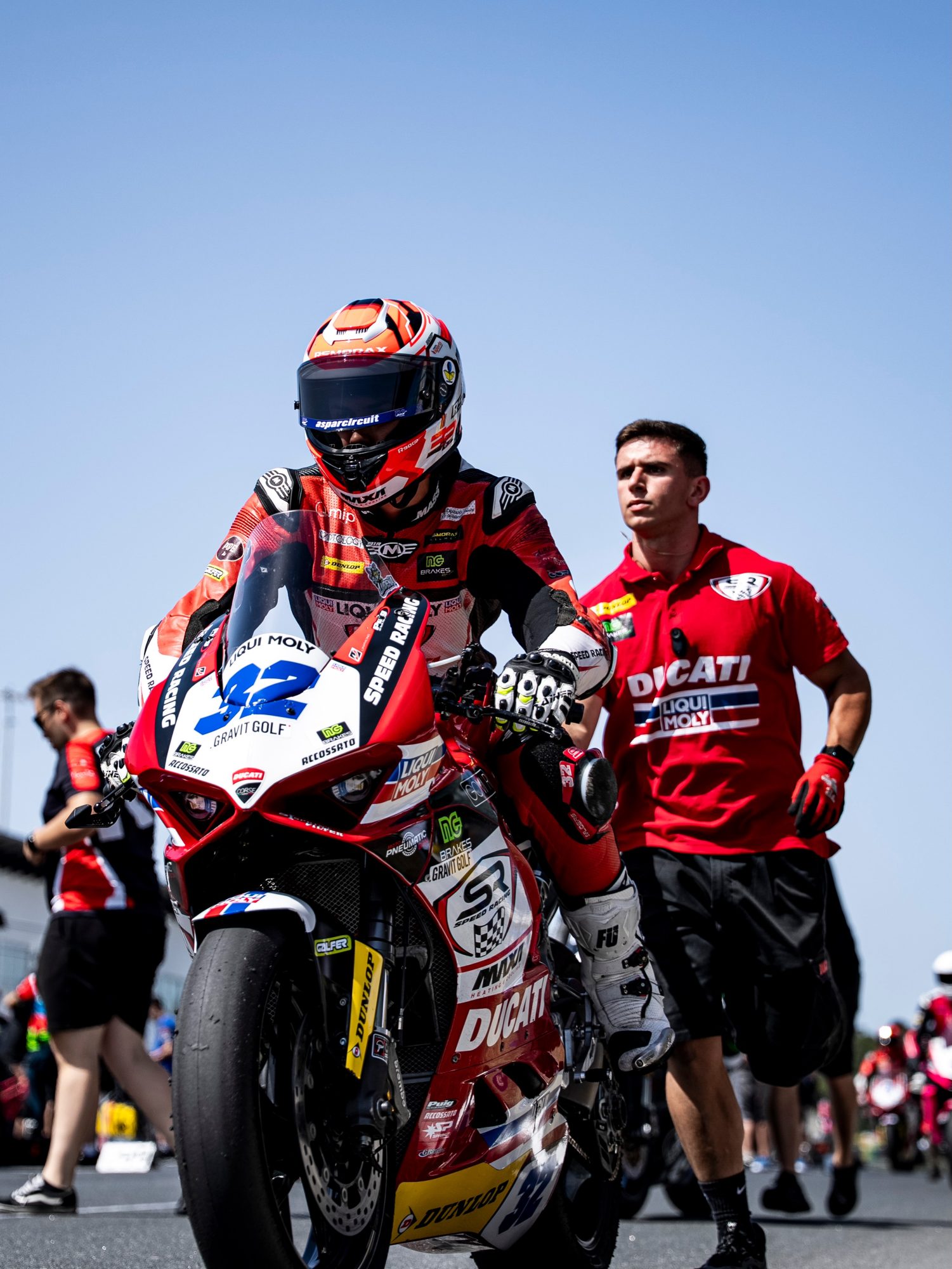Marcos Ludeña caminando hacia la parrilla de salida con su Ducati #32