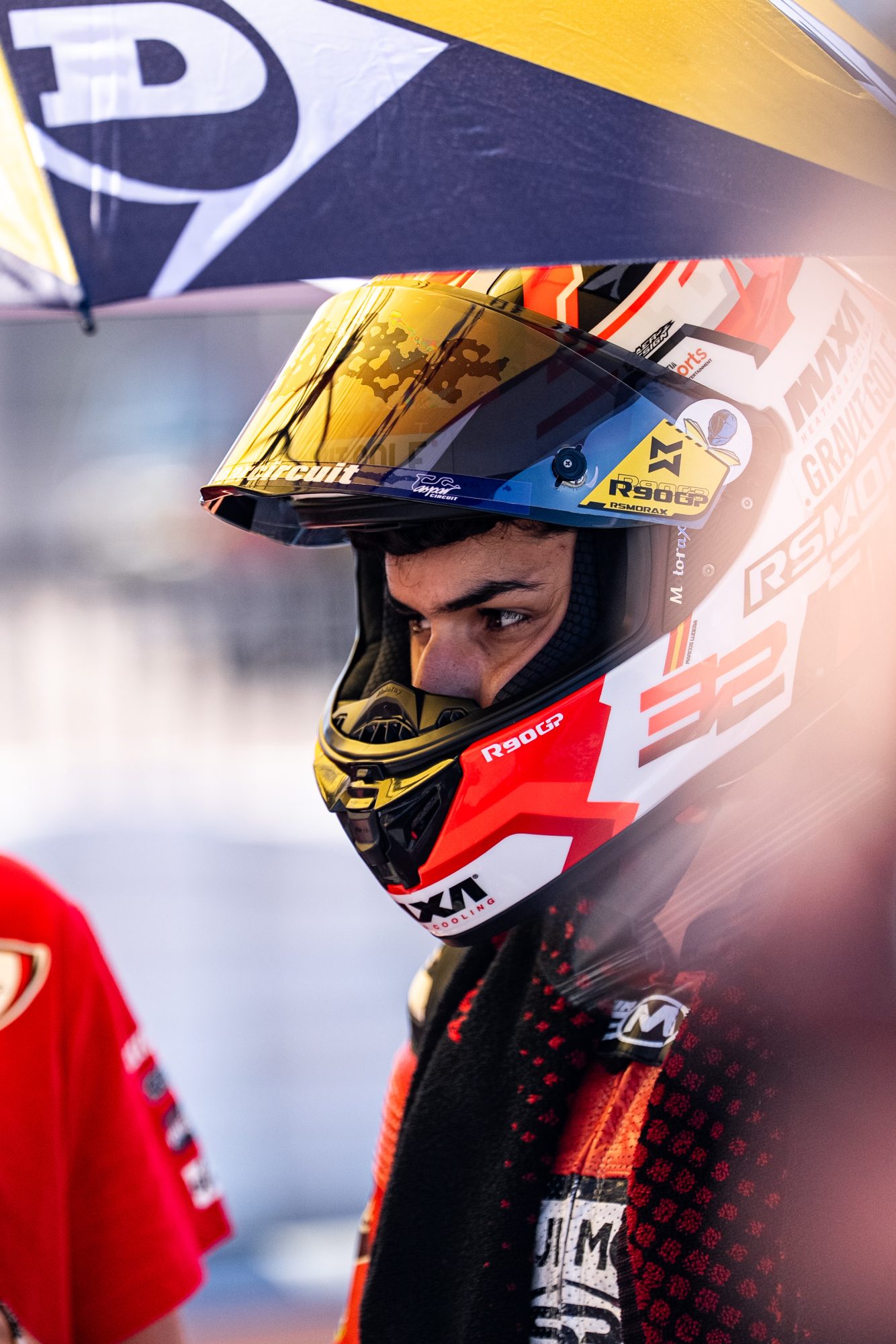 Marcos Ludeña con el casco puesto, visera levantada
